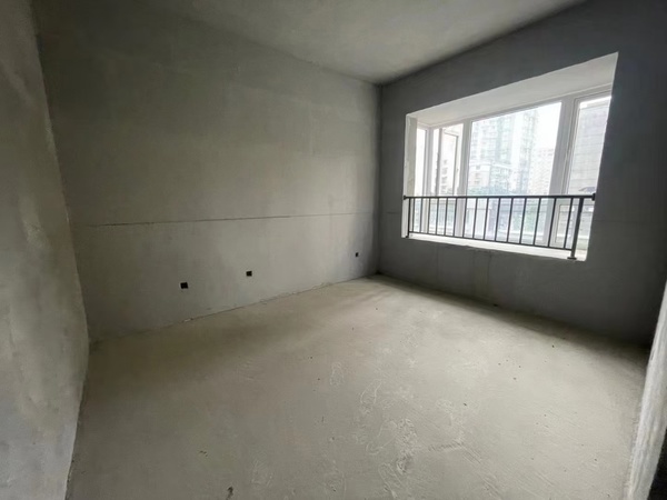 平台房，带70个平方平台，滨江华城二期昨年才交的房抵款房正常按揭，